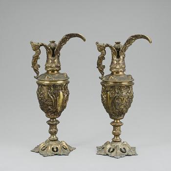 DEKORATIONSURNOR, ett par, gulmetall, Spanien, 1900-tal.