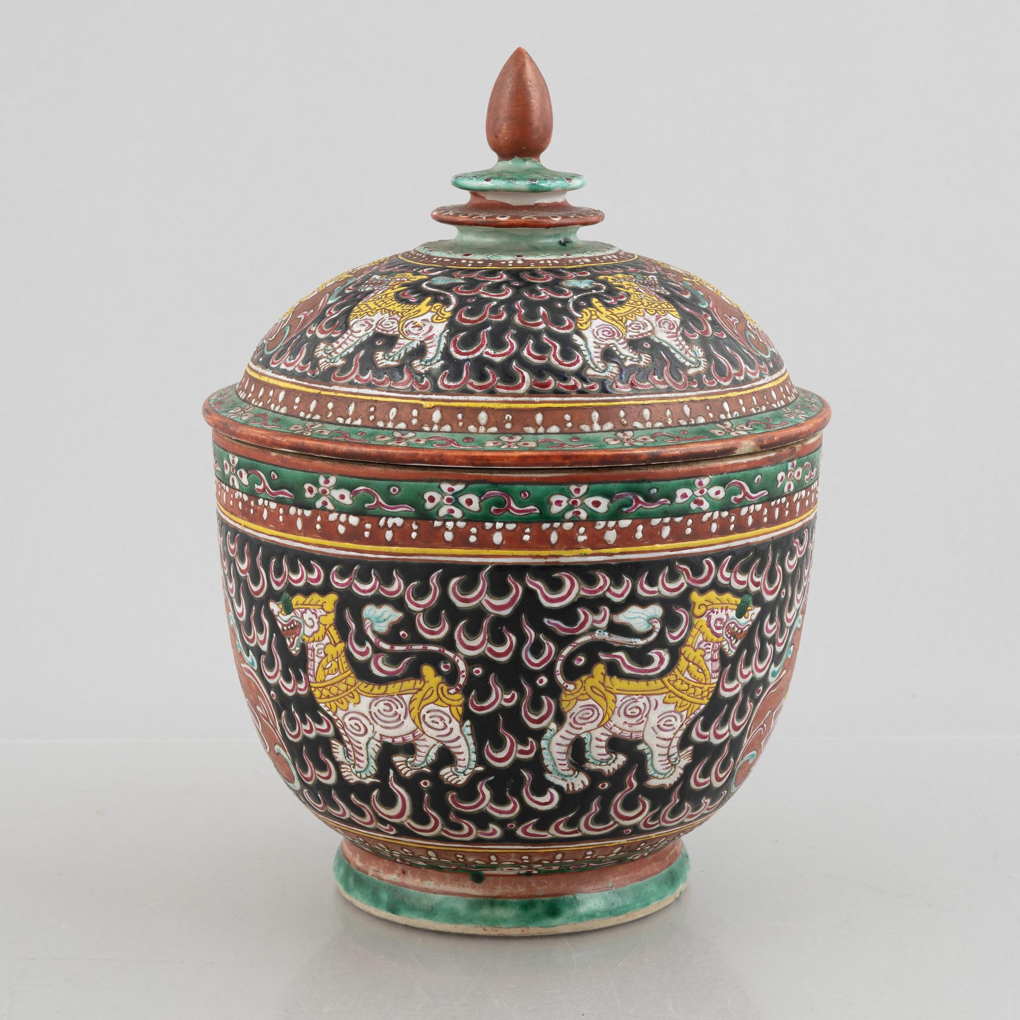A Benjarong porcelain bowl with cover, Thailand, 19th century.