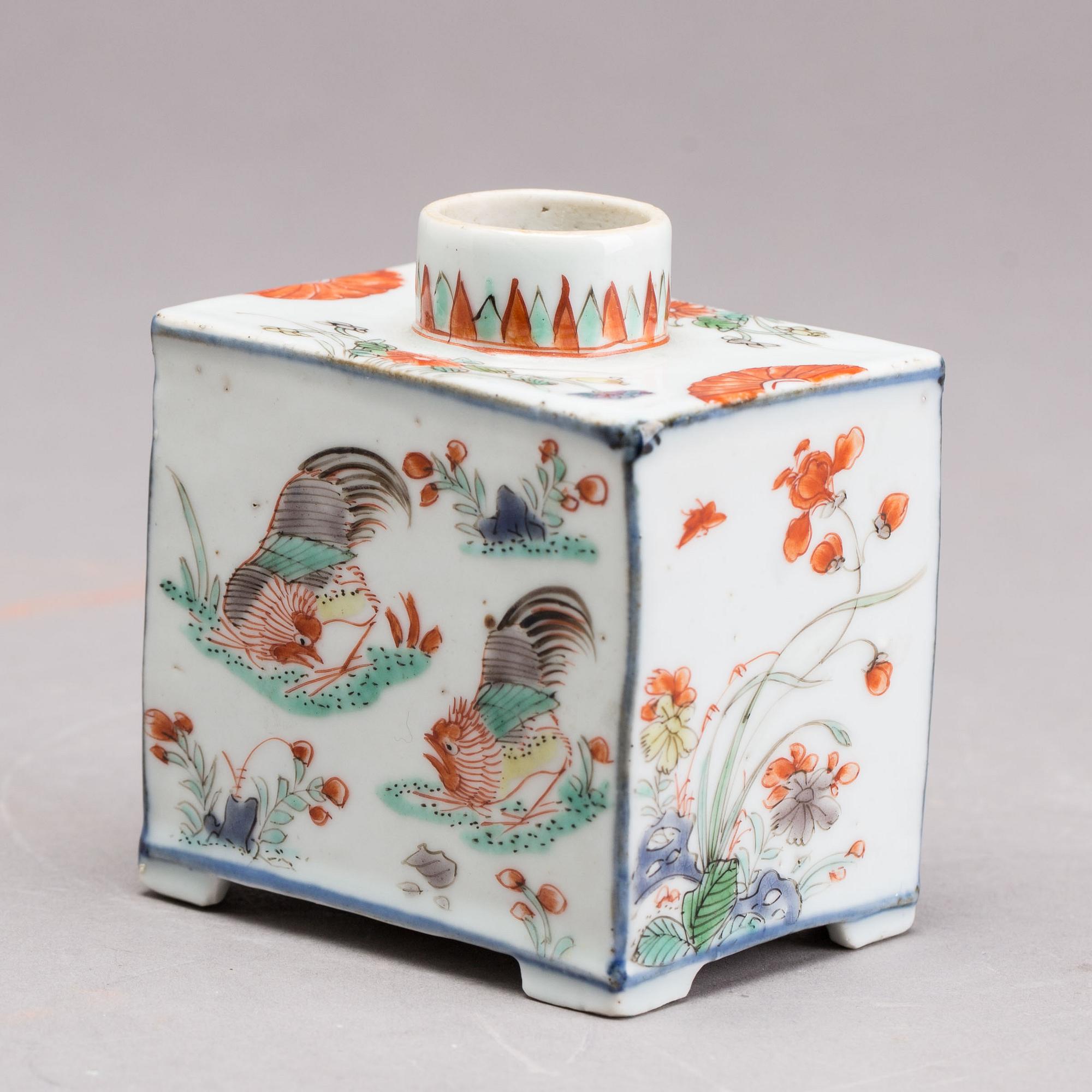 A famille verte porcelain tea caddy, Qing dynasty, Kangxi (1662-1722).
