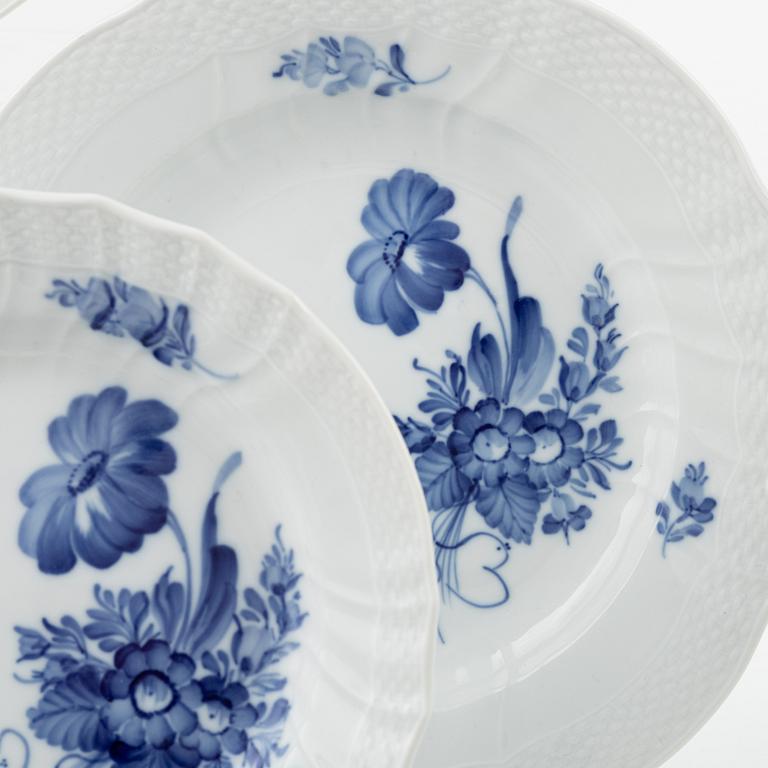Mat- och kaffeservis, 31 delar, "Blå blomst", Royal Copenhagen, Danmark.