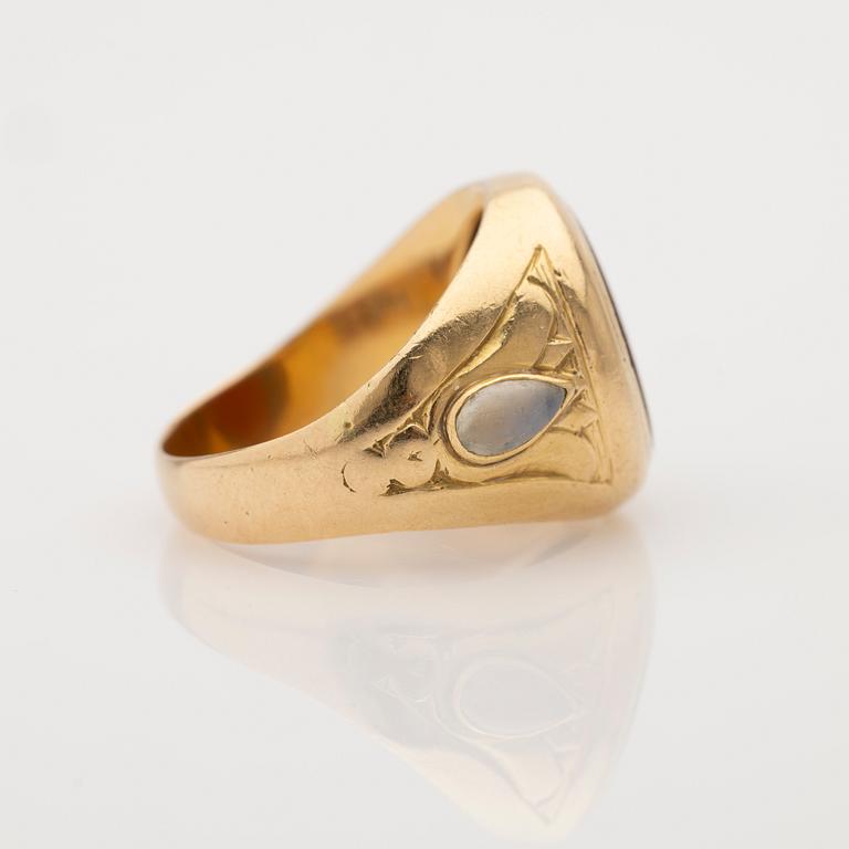 Cocktail ring, 18k gold with red and moonstones.