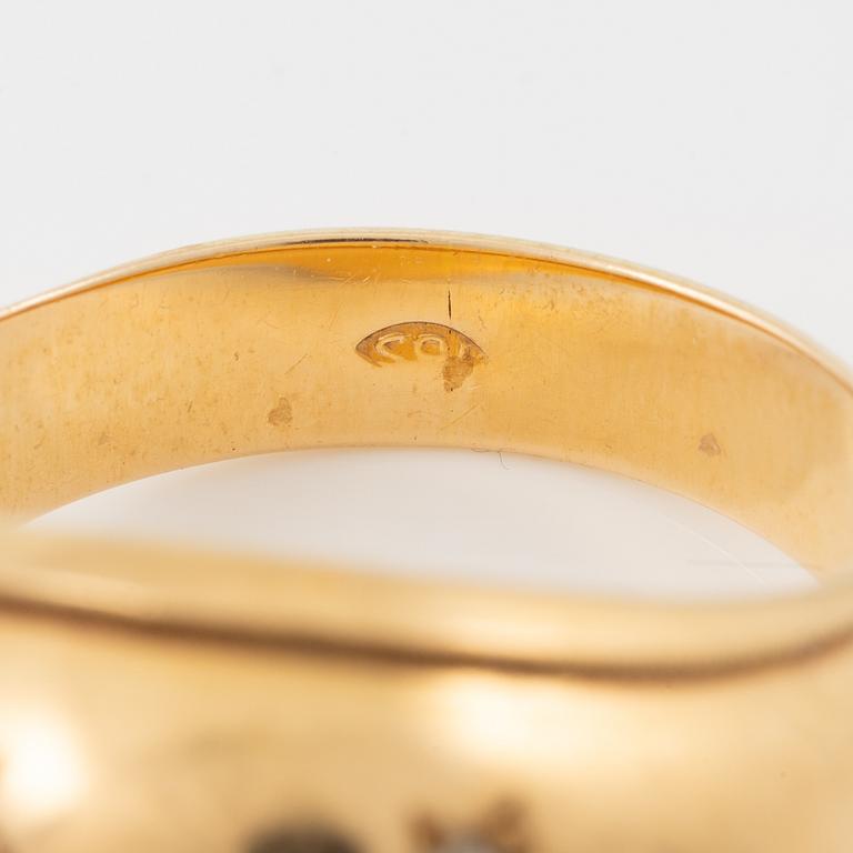 Ring, 18K guld, bombé, med vita stenar.