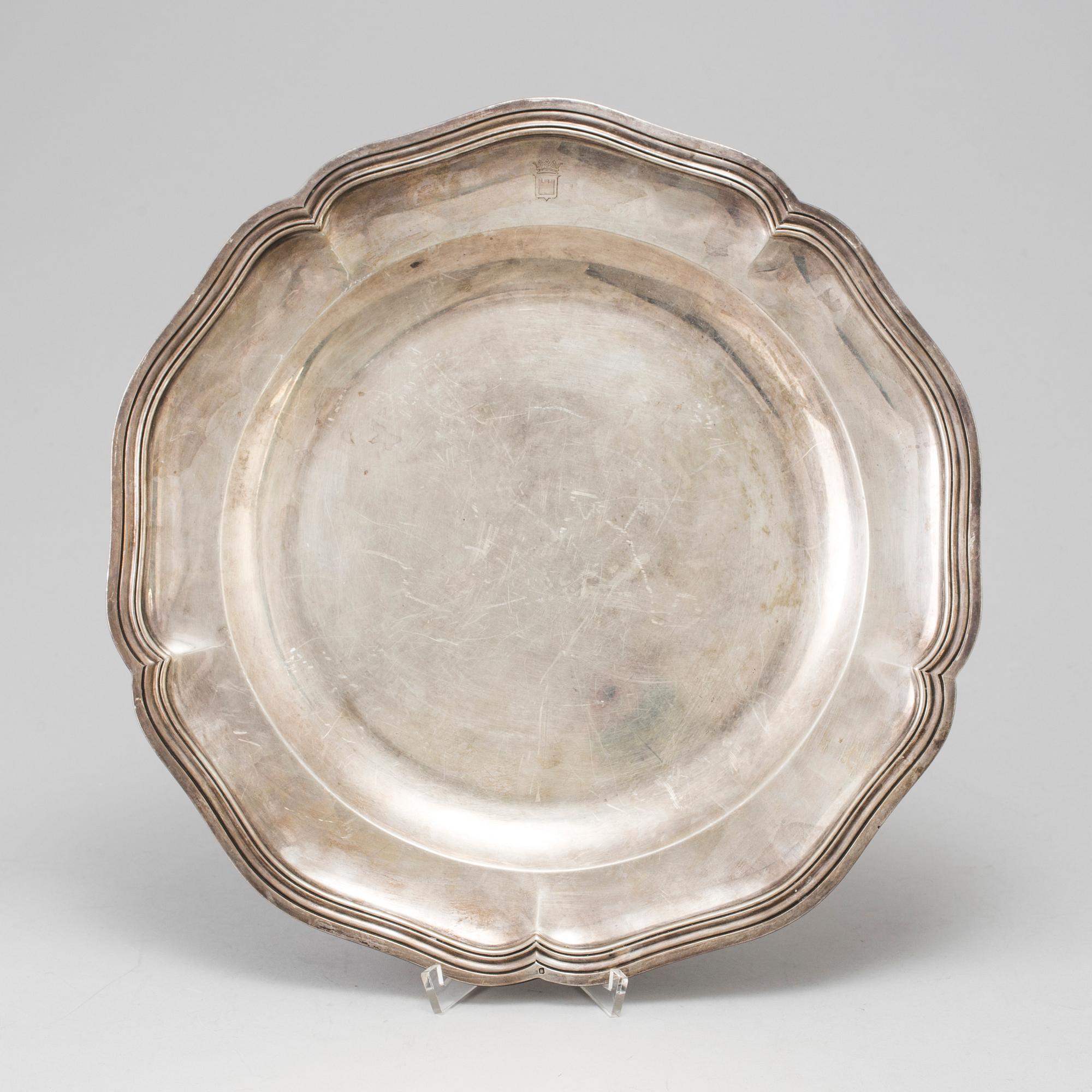 Two silver serving dishes, one marked GAB, Stockholm, Sweden 1944. Total weight 1620 g.