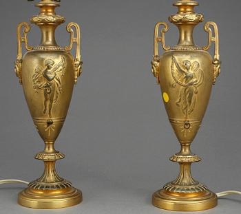 BORDSLAMPOR, ett par, förgylldmässing, Louis XVI-stil 1900-talets första hälft.
