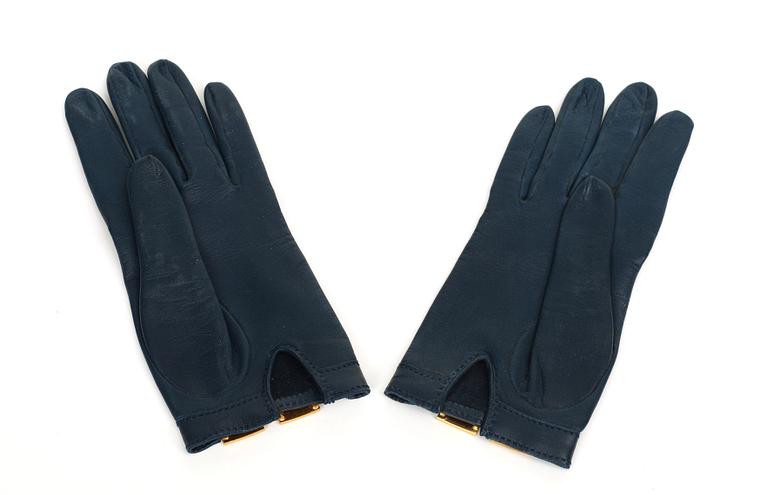 A pair of lady gloves by Hermès.