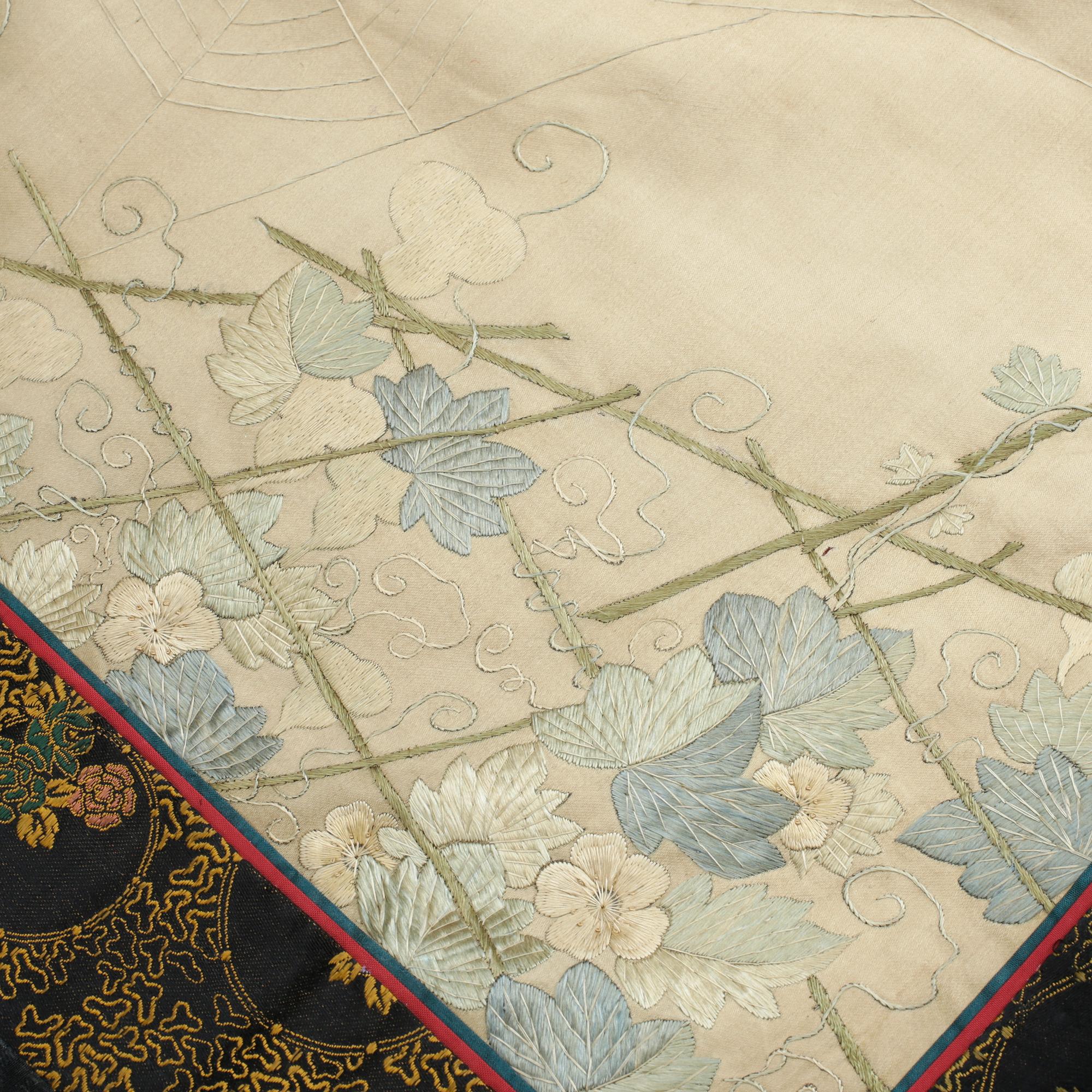 TEXTILIER, 5 st, mestadels siden, Kina, omkr år 1900.