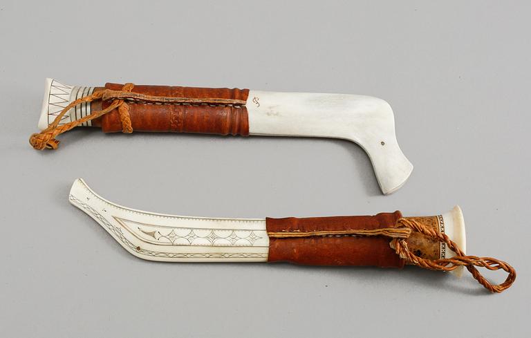 SAMEKNIVAR, 2 st, en monogramsignerad SL eller LS ochdaterad -81, 1900-tal.