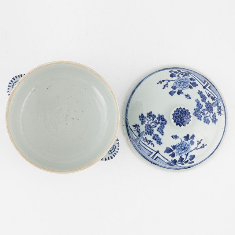 Ten blue and white pieces of a dining service, China, Qinalong (1736-95).