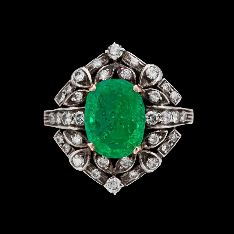 RING, smaragd med briljant- och åttkantslipade diamanter, tot. ca 1 ct..