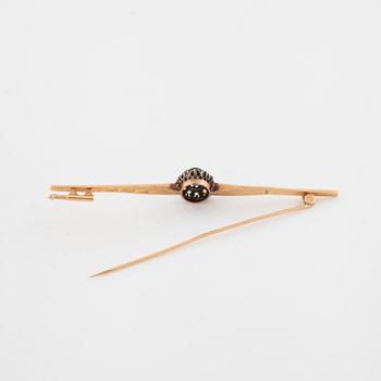 BROSCH, med ovalslipad safir och gammalslipade diamanter, Wilhelm Harbeck, Stockholm.