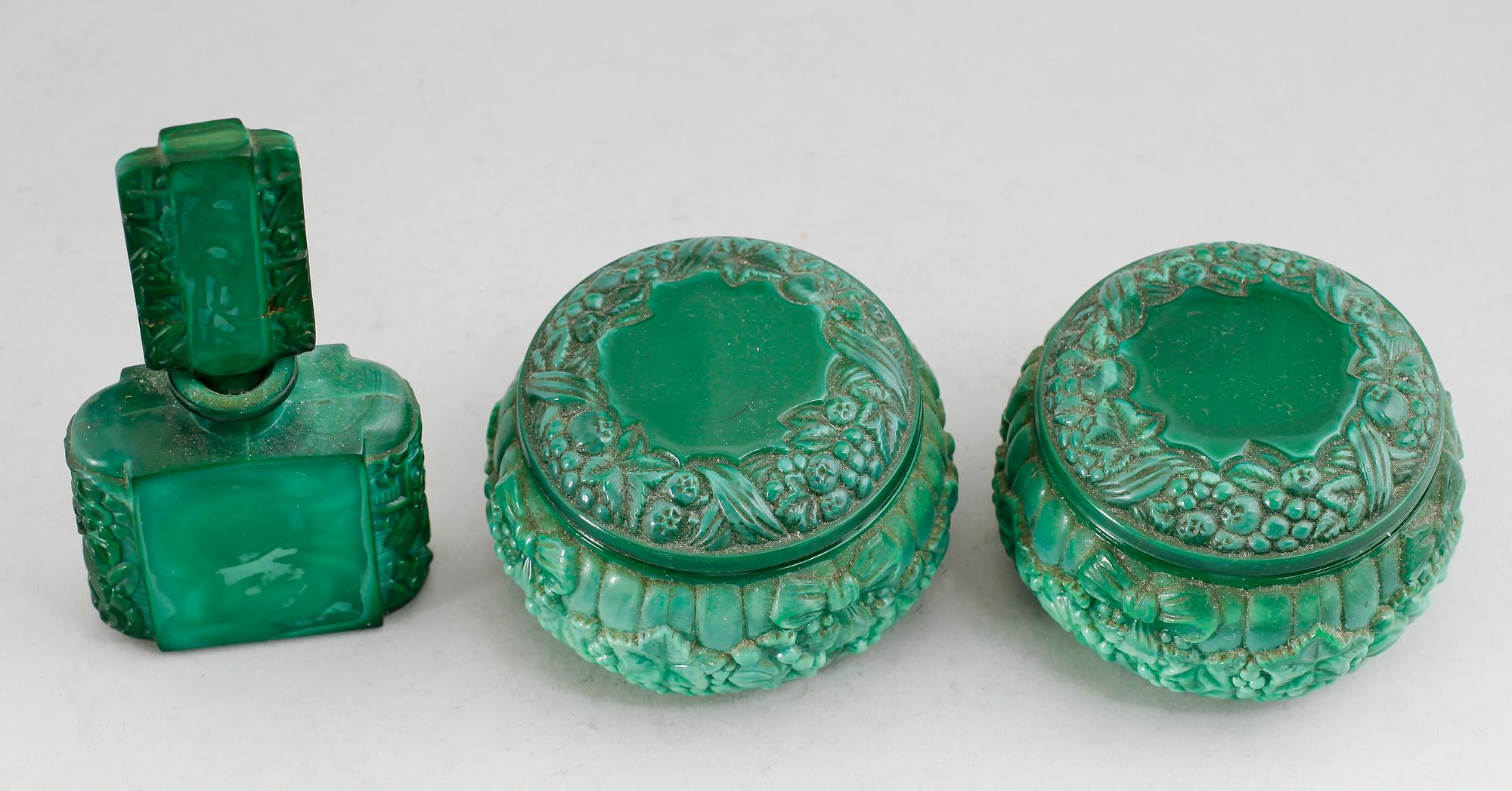 PARFYMFLASKA SAMT DOSOR, 3 delar, glas, sannolikt Böhmen, 1900-talets första hälft.