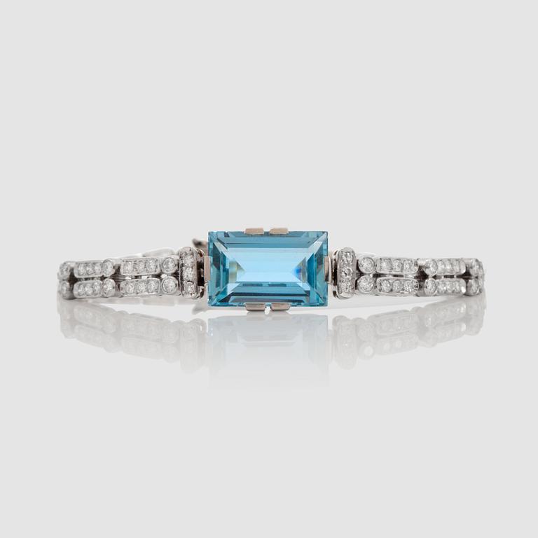 A 6.40 ct aquamarine and diamond bracelet. Total carat weighr of diamonds circa 1.00 ct.