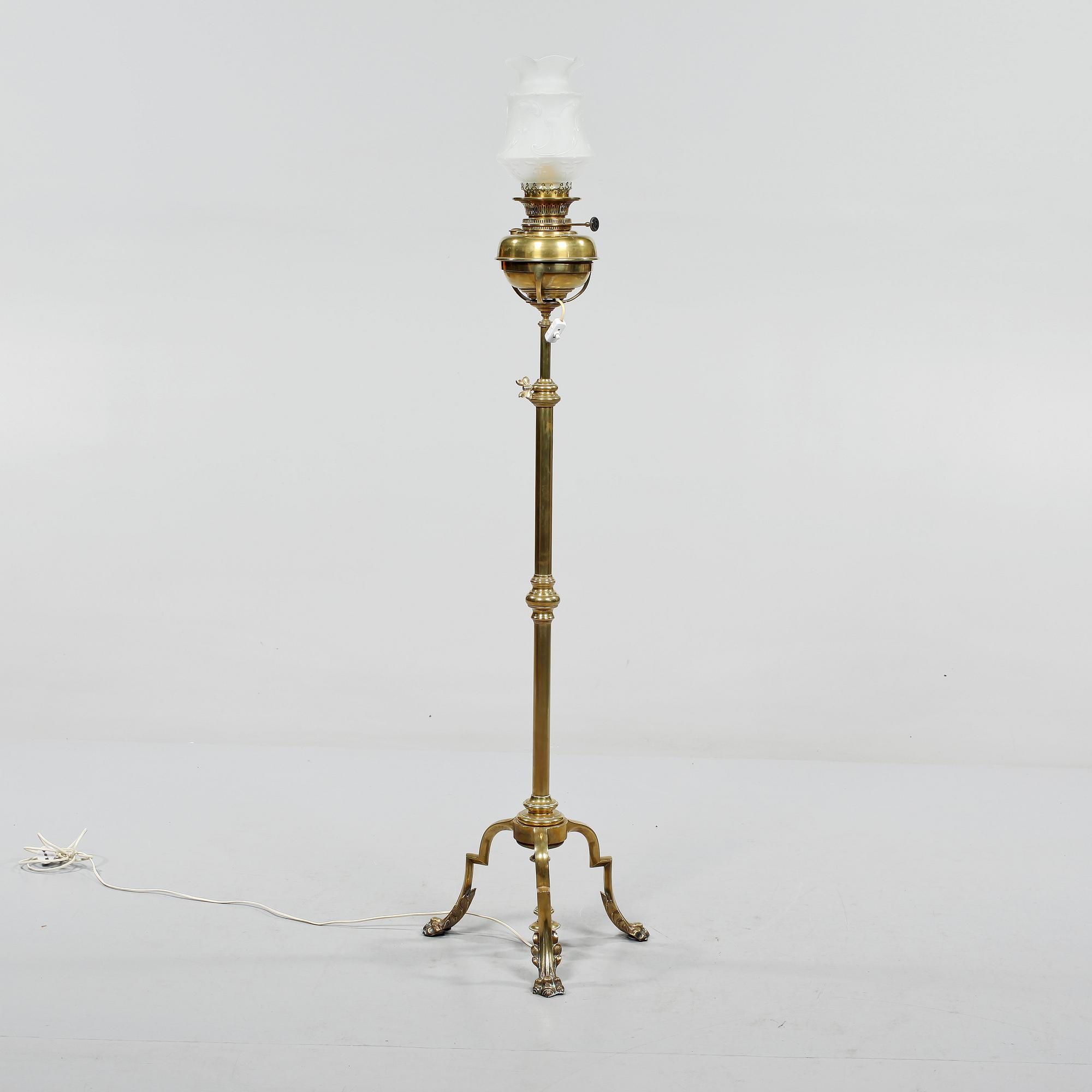 GOLVLAMPA, mässing, omkring år 1900.