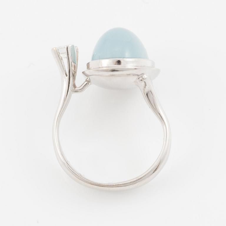 Ole Lynggaard ring 18K white gold with a cabochon-cut aquamarine and a round brilliant-cut diamond.