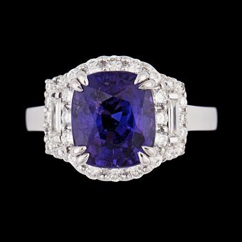 1392. A violet-blue sapphire, 5.27 cts, and baguette- and brilliant cut diamond ring.