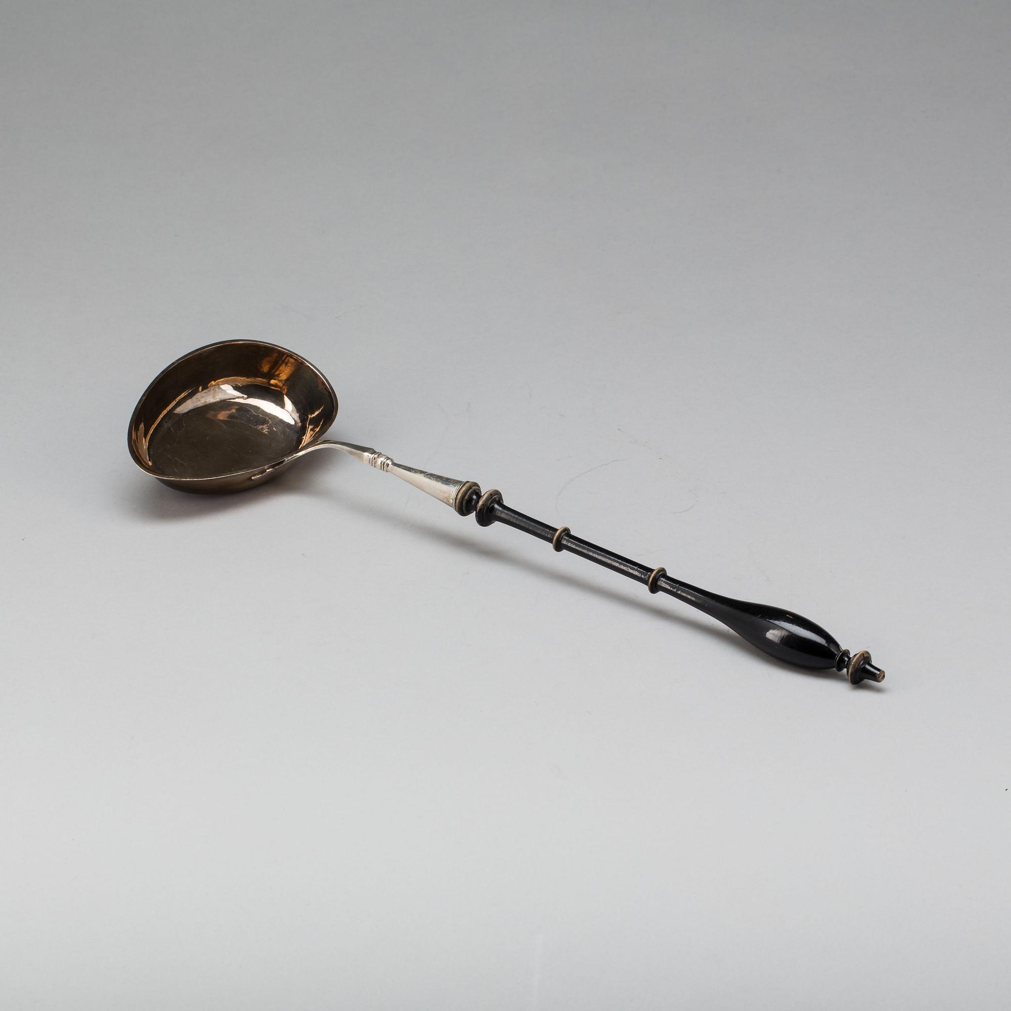 Soppslev, silver. Otydliga stämplar. 1800-tal. Vikt ca 88 g.