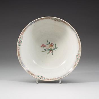 A famille rose bowl, Qing dynasty, Qianlong (1736-95).