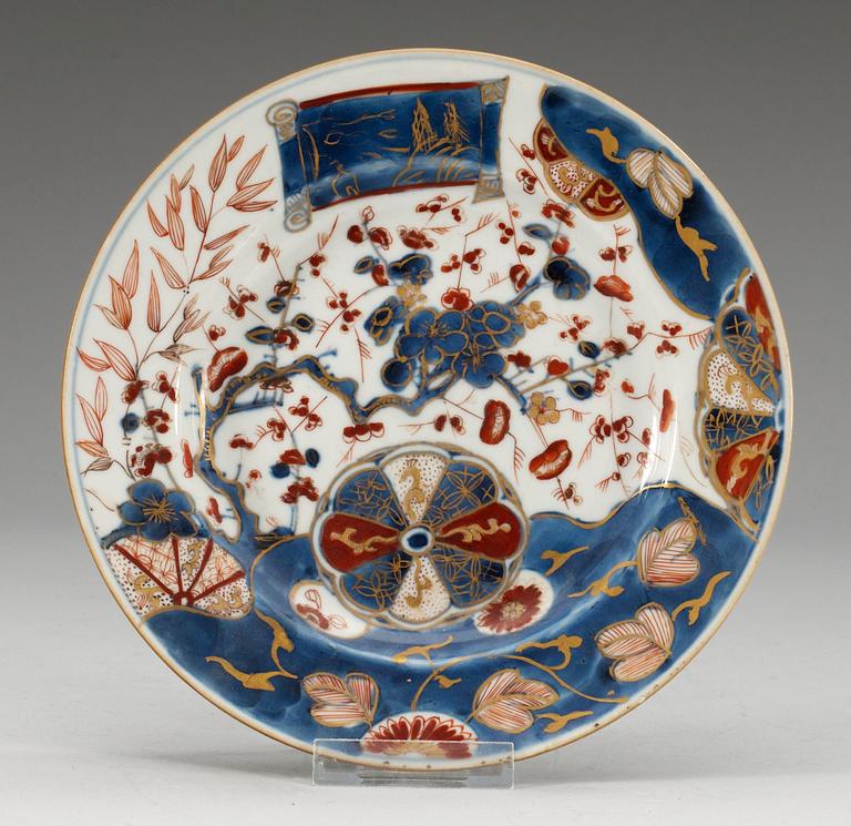 TALLRIK, porslin. Qing dynastin, 1700-tal. Dekor i imarifärger.