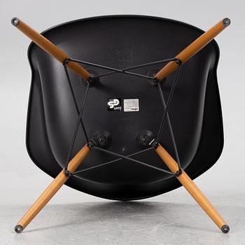 Charles & Ray Eames, stolar, ett par, "Plastic chair DAW", Vitra, Italien, 2015.