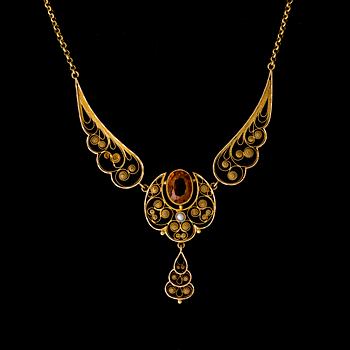 COLLIER och ARMBAND, fasettslipade citriner, pärlor, 18K guld filigranarbete. Stockholm 1908.