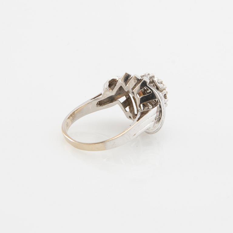 Ring 18K white gold set with round brilliant-cut diamonds.