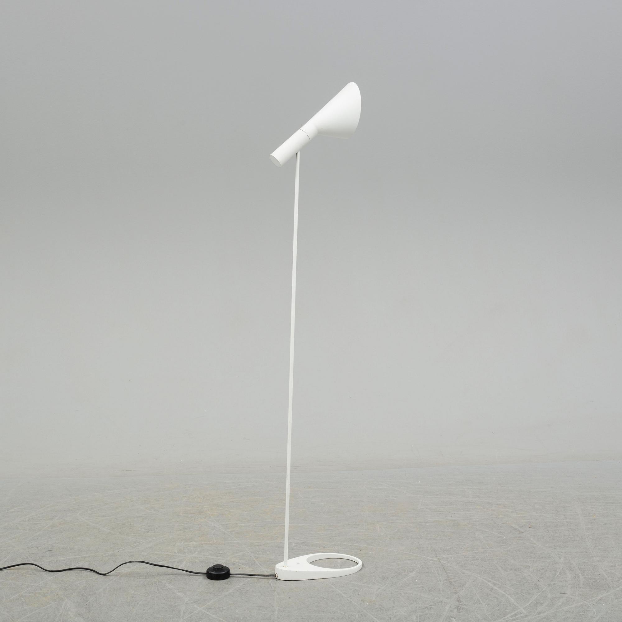 ARNE JACOBSEN, golvlampa, "AJ", Louis Poulsen, Danmark.