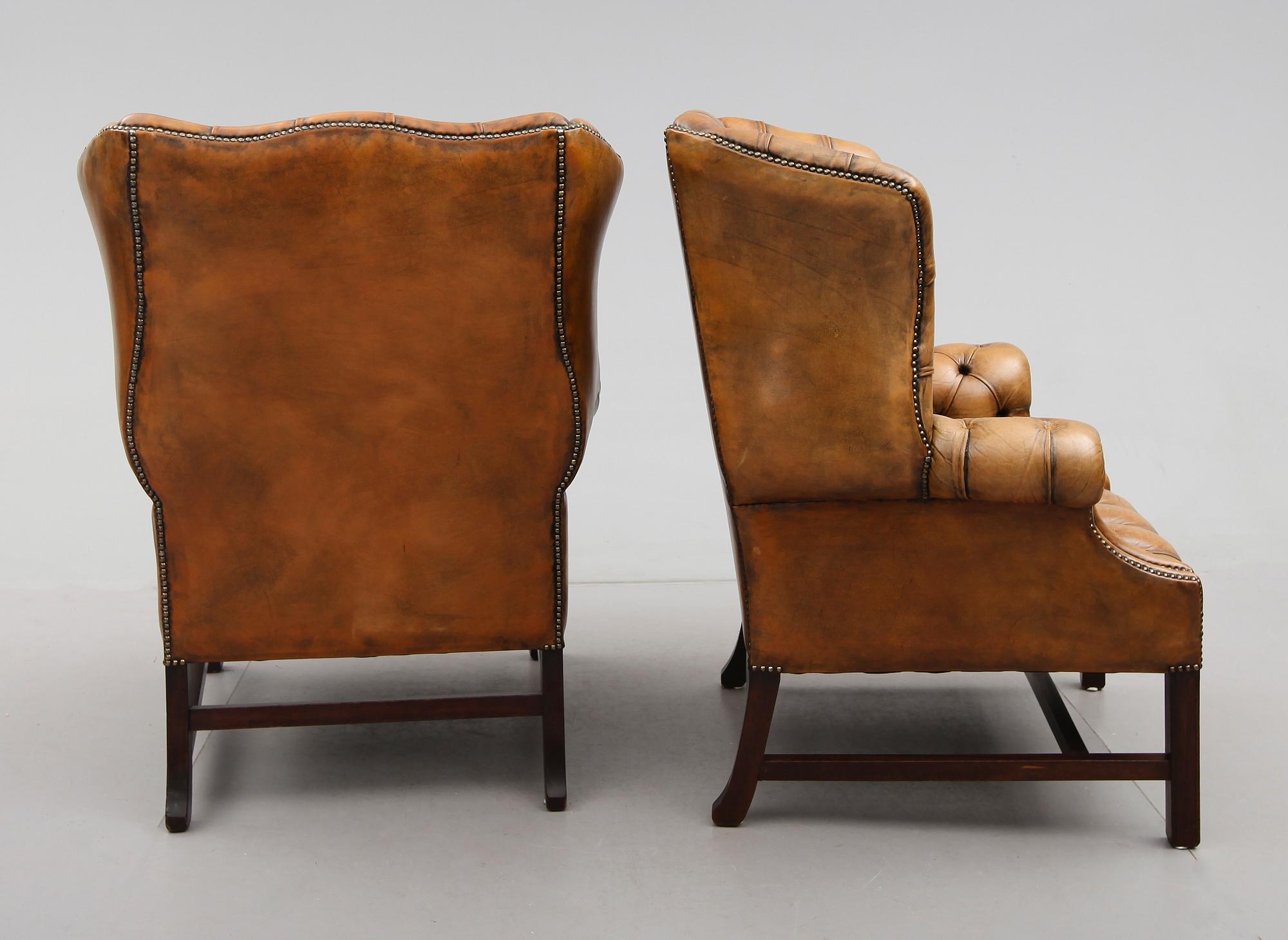 ÖRONLAPPSFÅTÖLJER, 1 par, 1900-talets andra hälft.