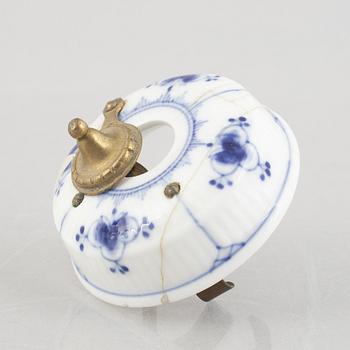 A 'Blue Fluted' / 'Musselmalet rifflet' chocolate pot, Royal Copenhagen, model 37, 1898-1923.