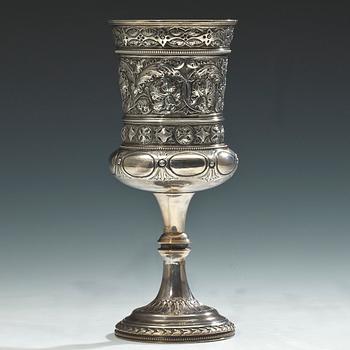 BÄGARE PÅ FOT, sterling silver, London 1871. Vikt 340 g.