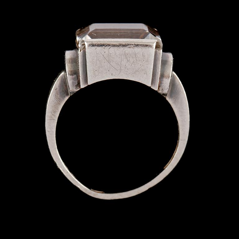 RING, silver med fasettslipad bergkristall, Stigbert, Stockholm, 1950. Vikt 5,9 g.
