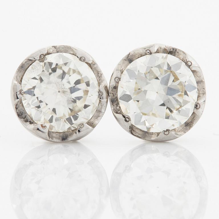 Ett par örhängen 18K vitguld med runda briljantslipade diamanter.