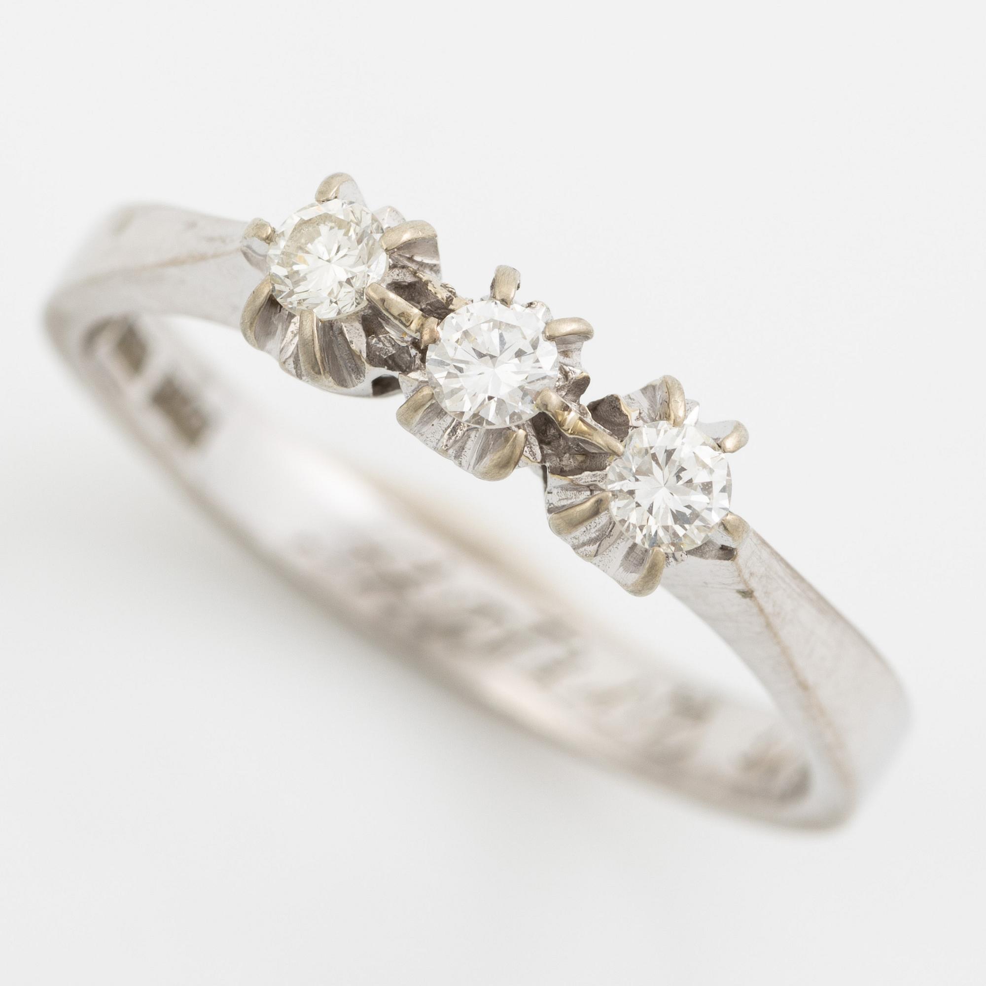 Ring, 18K vitguld med tre briljantslipade diamanter.