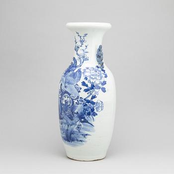 A Chinese blue and white porcelain vase, late Qing dynasty, 19th/20th century.