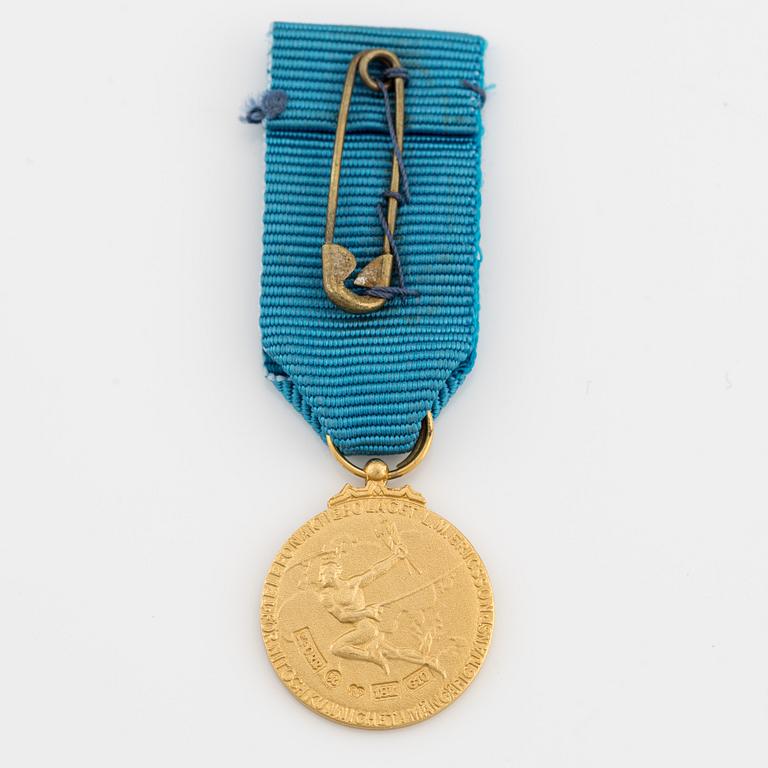 Medalj, 18K guld, med band.
