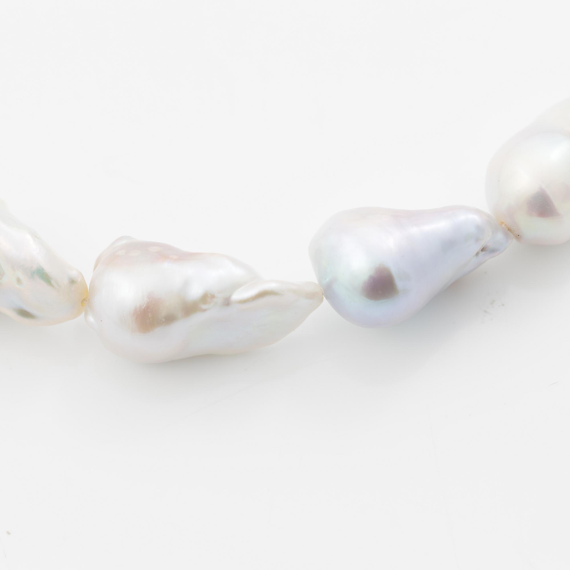 Necklace with cultured baroque freshwater pearls and an 18K white gold clasp.