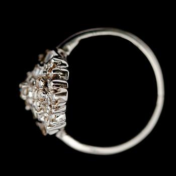 RING, 8 k vitguld, diamanter tot ca 0.70 ct.