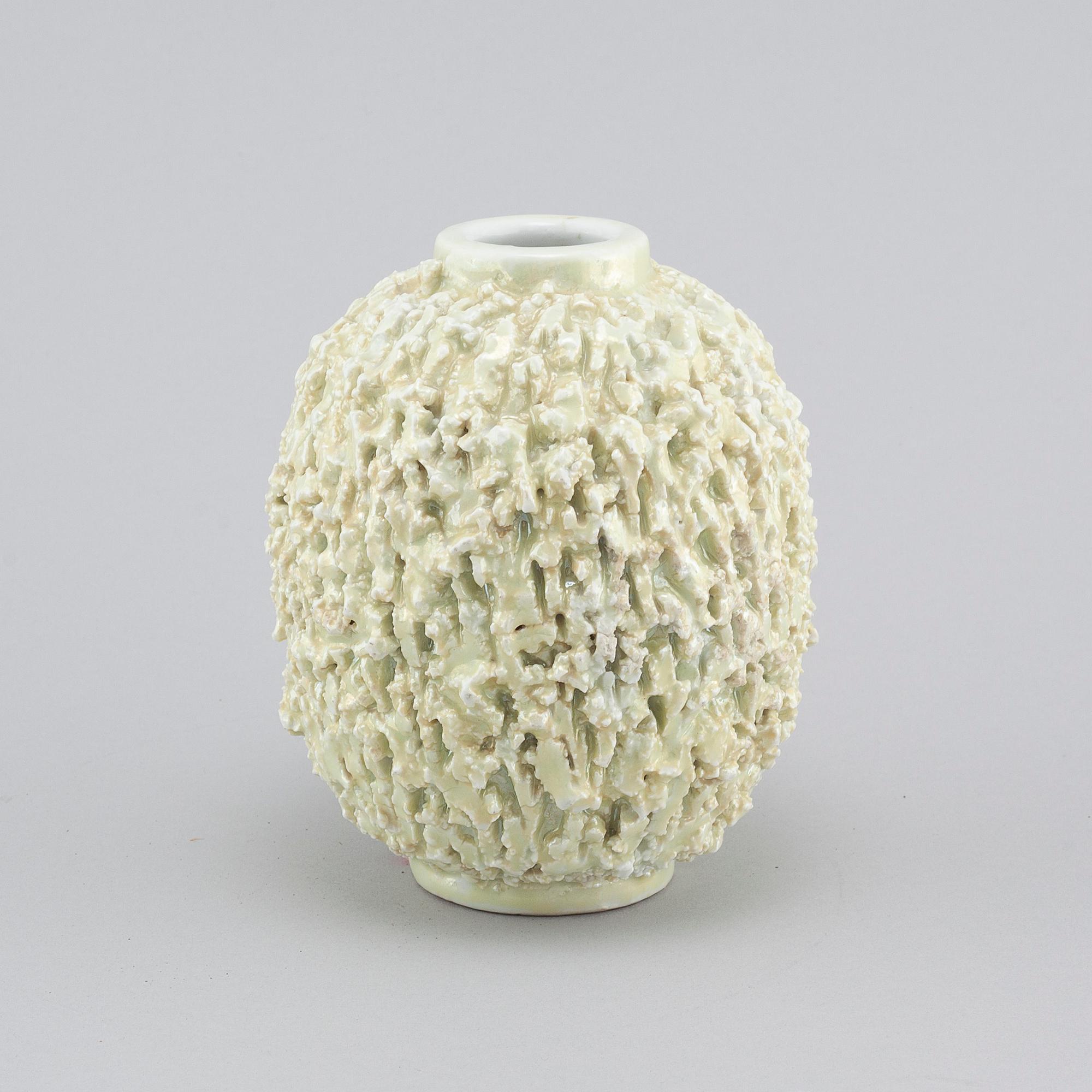 GUNNAR NYLUND, vas, chamotterat stengods, Rröstrand, 1900-talets andra hälft.