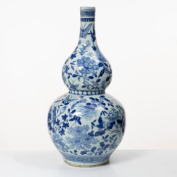 Kalebassvas, porslin. Qingdynastin, 1800-tal-.