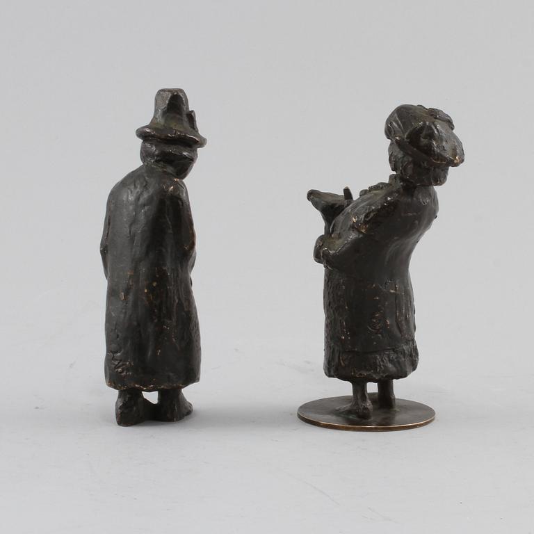 SKULPTURER, 2 st, patinerad brons, en med gjutarstämpel H Bergman Fud, 1900-tal.