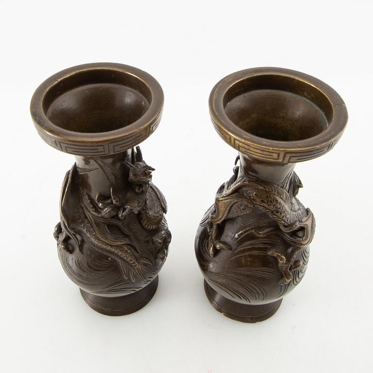 Vaser ett par Japan sent 1800-tal brons.