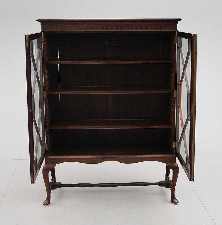 VITRINSKÅP, England, 1900-talets första hälft.