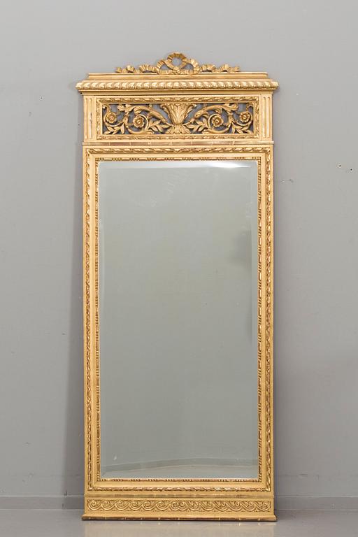 A GUSTAVIAN STYLE MIIRROR AND CONSOLE TABLE, First half of the 20th century.