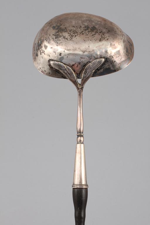 SOPPSLEV, silver och trä, Anders Hallman, Stockholm, 1797. Vikt ca 120 g.