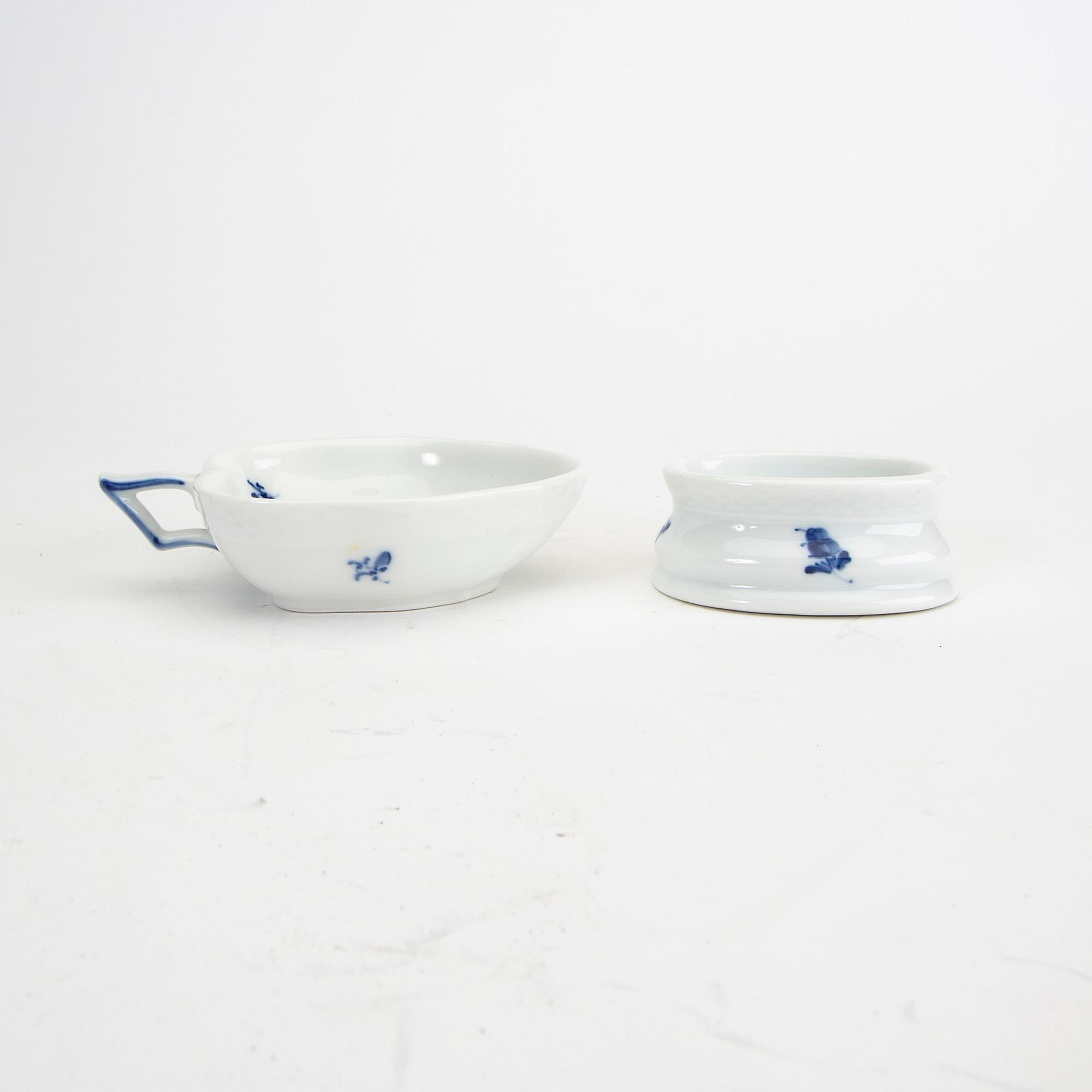 Service "Blå blomst" 74 dl Royal Copenhagen Denmark 1900s porcelain.