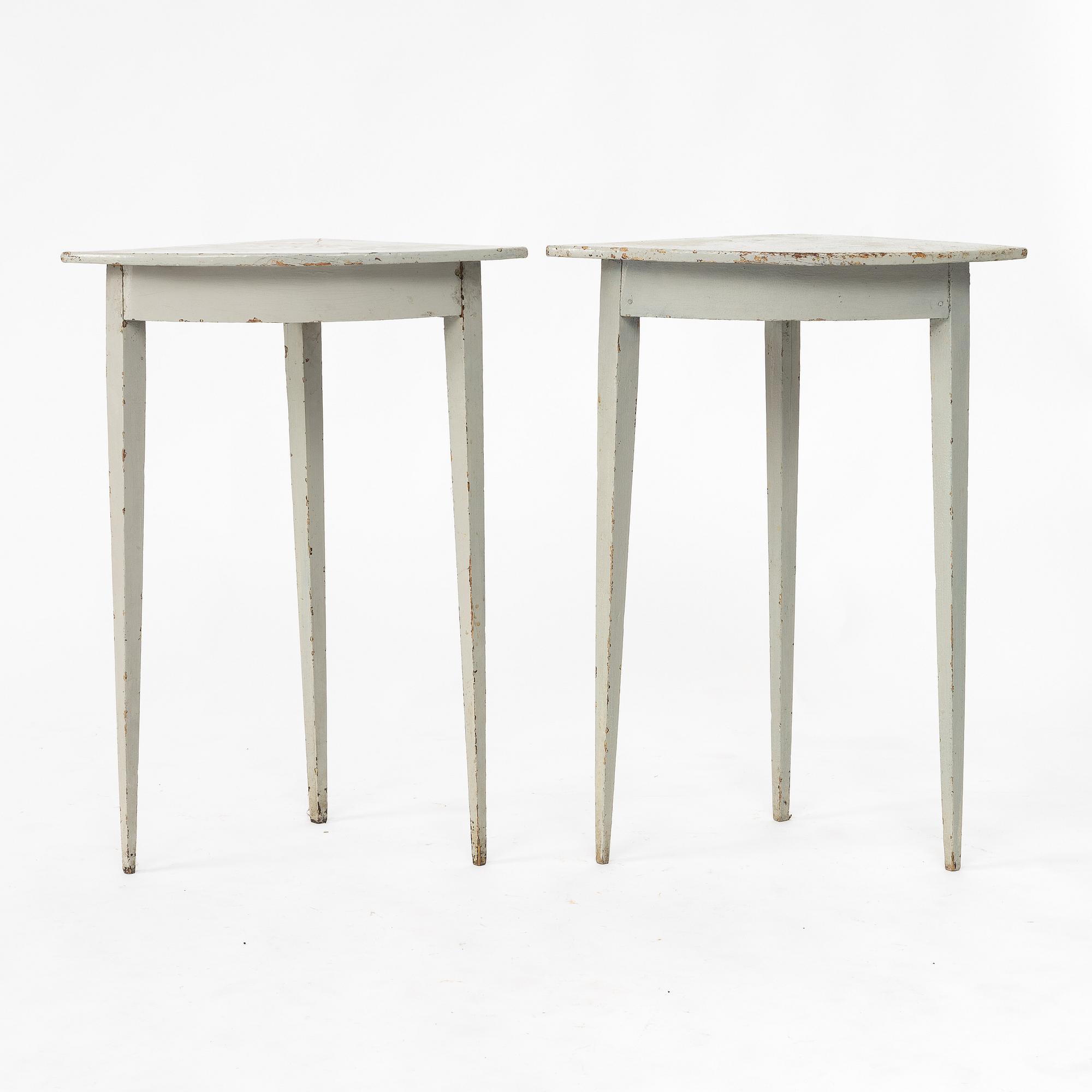 A pair of Gustavian corner tables, early 18th century.