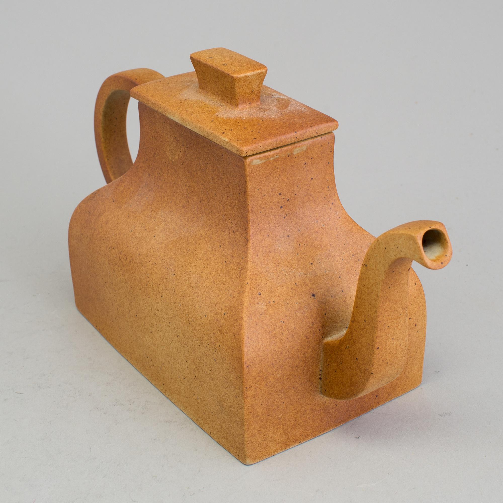 A Signe Persson Melin teapot, stoneware, Rörstrand 1980´s.