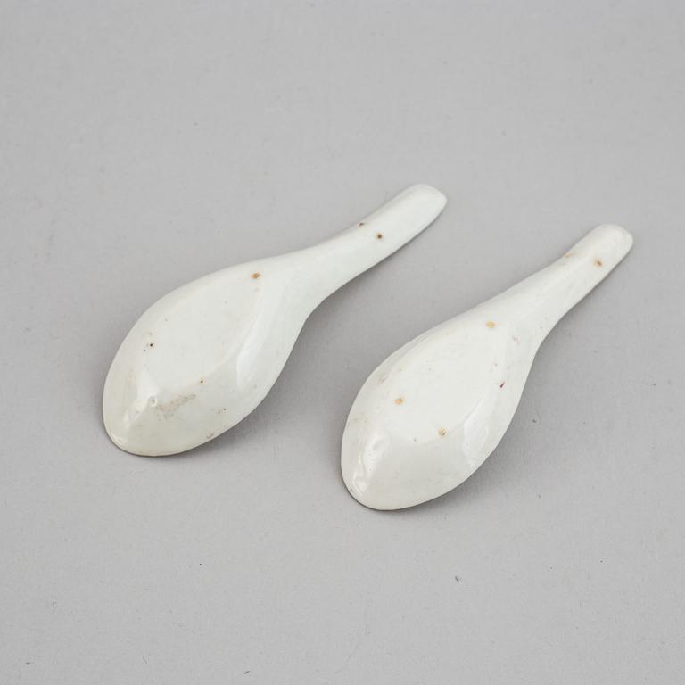 A set of 26 Chinese spoons, 20th Century.