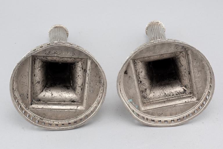 GOTTLOB FRIEDRICH BAUMANN, ett par ljusstakar, försilvrat tenn, Hudiksvall, 1794 och 1799.