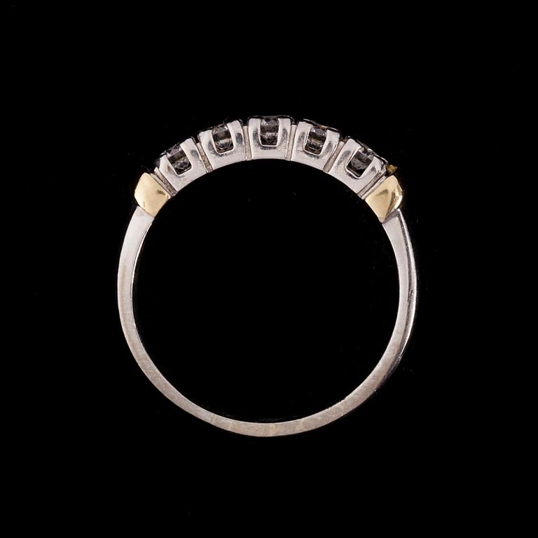 ALLIANSRING, 14K vitguld med 5 st briljantslipade diamanter, totalt 0,75 ct enligt gravyr. Vikt 5,9 g.