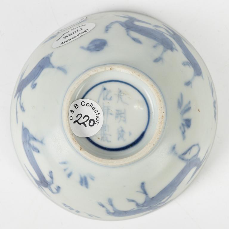 A blue and white porcelain cup, Ming dynasty, Wanli (1572-1620).